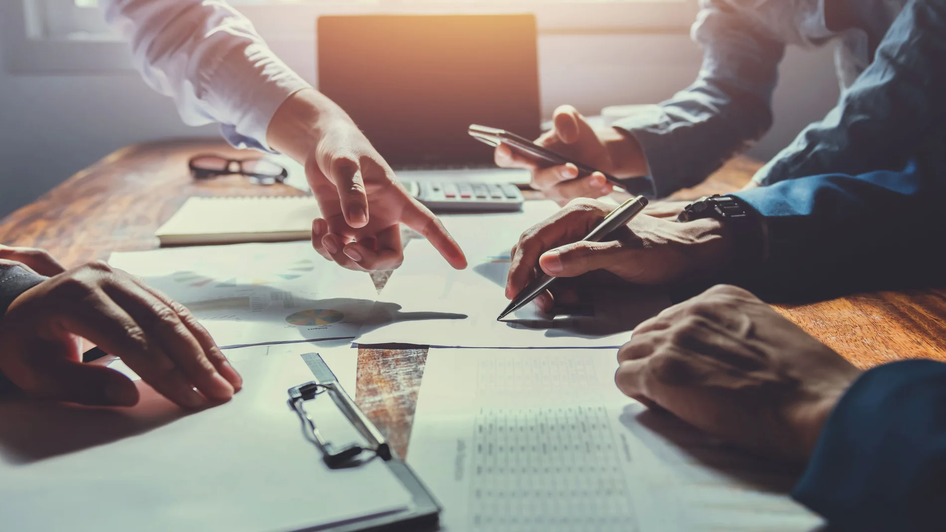 trabajo-equipo-papeles-calculadora-movil_98